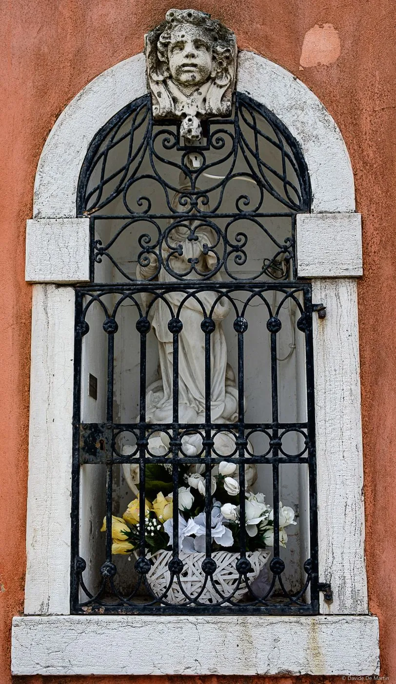 Statua con tabernacolo, Fondamenta S. Giobbe, Cannaregio
