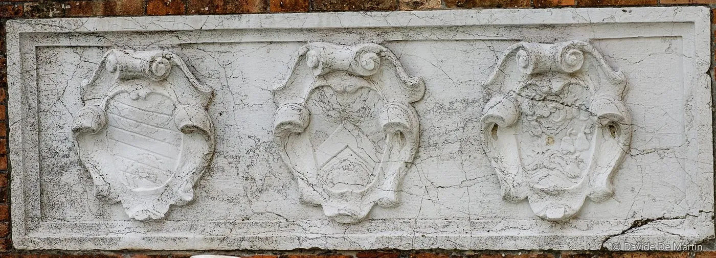 Scomparto con tre stemmi, Rio de Canaregio, Cannaregio