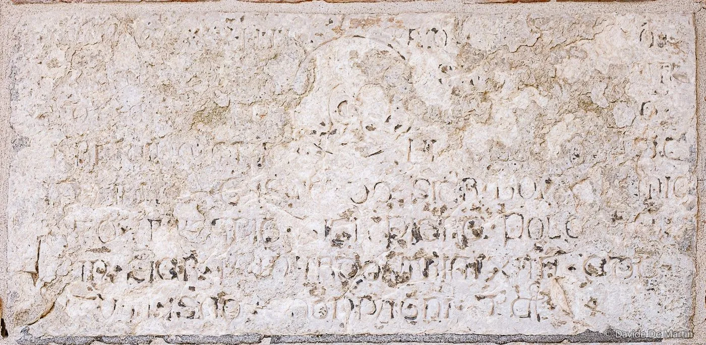 Iscrizione con simbolo di confraternita, Campo S. Marziale, Cannaregio