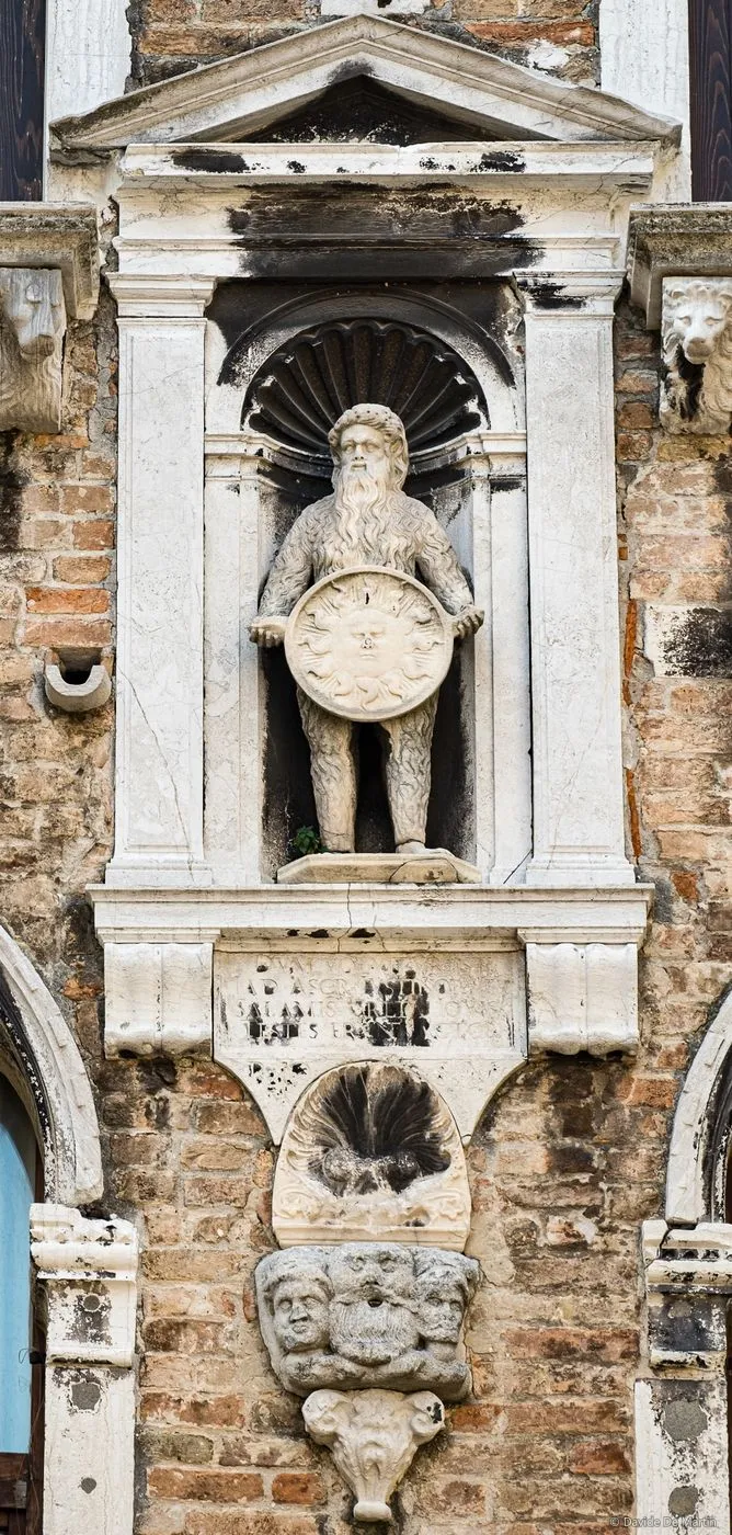 Statua, edicola e rilievo, Campiello S. Maria Nova, Cannaregio