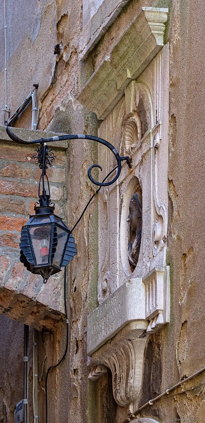 Tabernacolo con rilievo, Calle del Squero, Cannaregio