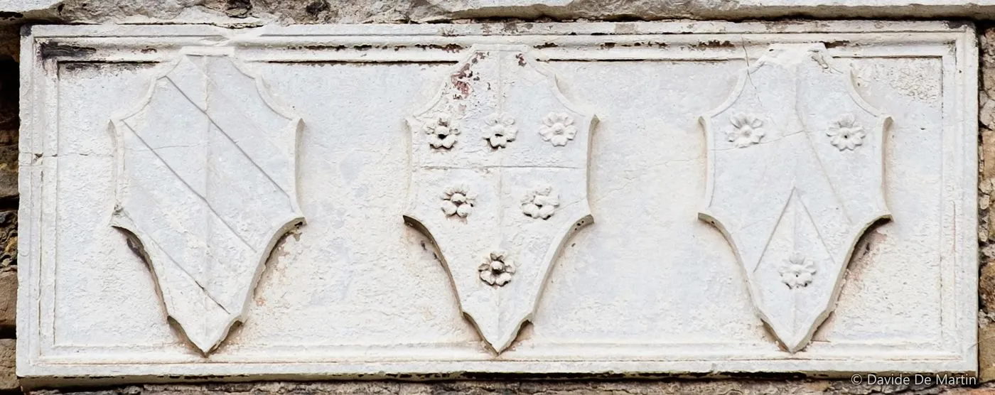 Stemmi in comparto Contarini, Loredan e Bembo, Rio de la Tana, Castello