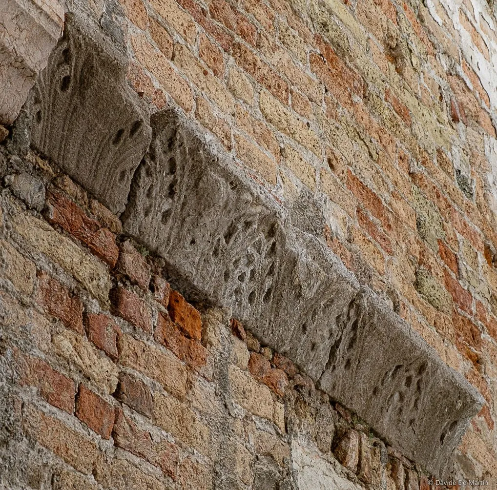 Frammento di fregio, Calle Coregio, Santa Croce